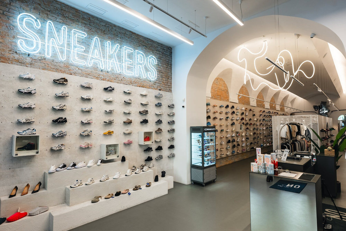 Entrance of the OnSize store at Andrássy út 41., with the SNEAKERS neon sign and the arched passageway